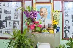 Lão nông xây nhà lưu niệm Bác Hồ