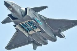 Kỳ lạ: Mỹ 'mách nước' cho Trung Quốc hoàn thiện J-20 để 'vít cổ' được F-22, F-35
