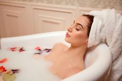 Thực hư thông tin tắm nước nóng 'diệt chết' được Covid-19