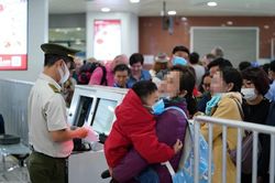 Nhiều hệ lụy khi người Việt về từ vùng dịch