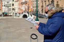 Italy: 368 ca tử vong trong 24 giờ, Thị trưởng Milan đích thân gom khẩu trang