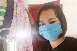 Cô giáo may khẩu trang phát cho học sinh