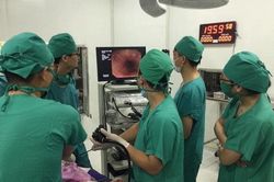 Bé 4 tuổi bị kim băng cắm vào thực quản