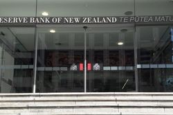 Ngân hàng Dự trữ New Zealand hạ lãi suất cơ bản xuống 0,25%