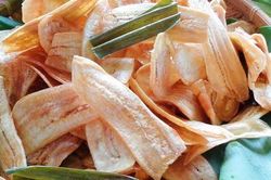 Mẹ đảm vào bếp làm bim bim từ chuối xanh cực ngon cho con, bé nào cũng mê tít