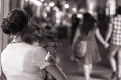 Người phụ nữ mang nỗi oan ngoại tình suốt 18 năm vì bệnh viện trao nhầm con