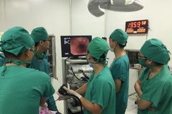 Bé gái 4 tuổi nguy kịch vì chiếc kim băng găm vào thực quản