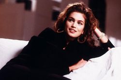 Loạt ảnh thời trẻ cháy bỏng của huyền thoại Cindy Crawford khiến bao người ngưỡng mộ