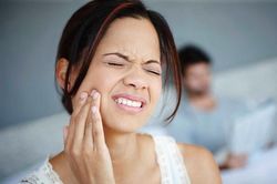 Mách bạn 13 bài thuốc làm dịu cơn đau răng tại nhà