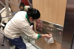 Khử khuẩn, vệ sinh môi trường tại chung cư để phòng chống dịch bệnh COVID-19