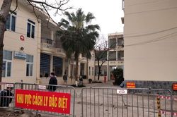 Sau ca trực chốt cách ly dịch bệnh Covid-19, làm bạn với đèn sách