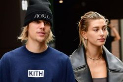 Hailey Bieber tự nhận mình đẹp nhất khi để mặt mộc