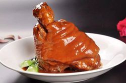 Đầu bếp chuyên nghiệp chế biến chân giò heo hơn một ngày