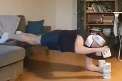 Dùng giấy vệ sinh để tập thể dục khi bị cách ly tại nhà