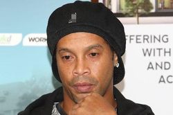 Tiền nhiều cũng không thể giúp được Ronaldinho