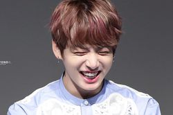 Phát hiện thói quen cực đáng yêu khi cười của Jungkook BTS!