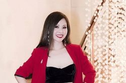 Nhan sắc trẻ trung, gợi cảm của vợ 'Ông hoàng nhạc đỏ' Đăng Dương