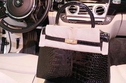 Bí ẩn đằng sau chiếc túi da cá sấu ái nữ Minh Nhựa tậu trước khi 'lâm bồn'