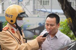'Ma men' gây tai nạn, cự cãi CSGT rồi gọi điện cầu cứu người thân