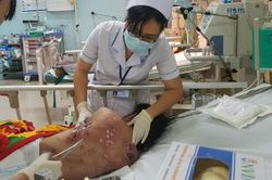 Nữ nhân viên không kích dục cho khách bị chủ quán cà phê tra tấn như thời trung cổ