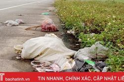 Rác bừa bãi trên đường vào trung tâm hành chính huyện Lộc Hà