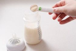 Pha sữa cho con mắc phải 5 sai lầm này, sữa giàu dinh dưỡng mấy bé cũng cứ nhẹ cân, thấp còi