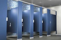 Vì sao toilet công cộng có khoảng hở 'vô duyên'?