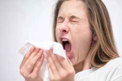 Vì sao chúng ta không thể mở mắt khi hắt hơi?