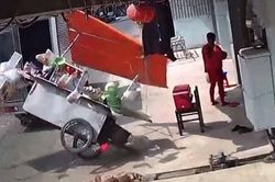 Tài xế xe tải cẩu thả không đóng cửa thùng gây họa cho xe bán bún bò