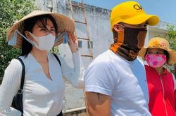 Công Vinh cực ngầu hộ tống vợ, Thủy Tiên thương chồng bị nắng cháy da