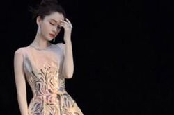 Khác với hình ảnh thời trang, Angelababy cực giản dị khi dọn cỏ trong sân nhà, hình tượng rất gần gũi