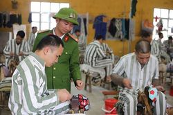 Phạm nhân không được ép buộc phạm nhân khác làm thay việc của mình