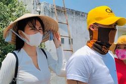 Thủy Tiên quyên góp hơn 9 tỷ đồng, tự đi khảo sát lắp máy lọc nước mặc trời nắng nóng