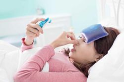 Những việc cần làm khi bị sốt, ho, khó thở