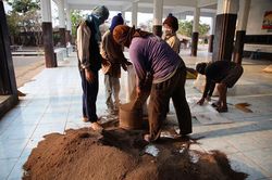 Giữa mùa dịch Covid-19, dân Thái Lan vẫn đều đặn thu thập phân dơi