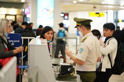 Việt Nam tạm dừng cấp visa cho người nước ngoài nhập cảnh từ 18/3