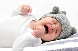 Trẻ muốn nói gì khi vừa khóc vừa vặn mình, ưỡn người?