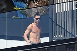 'Cố thủ' tại nhà tránh dịch, Ronaldo dính luôn 2 trận động đất