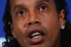 Ronaldinho đi tù và dấu chấm hết cho ngày trở về Barca