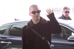 Taeyang diện đồ đen đơn giản, cắt đầu đinh ra sân bay