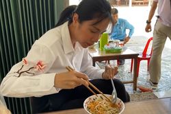 Thủy Tiên ăn vội mì tôm trên đường