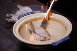Bỏng nặng vì nướng mực bằng cồn
