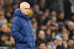 Tottenham sụp đổ nhanh hơn cùng Mourinho