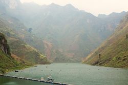 Dòng Nho Quế mùa hoa gạo rực rỡ