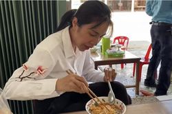 Quyên được 11 tỷ cho dân miền Tây, Thủy Tiên xì xụp ăn mì chống đói