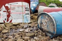 Người thu mua phế liệu vứt 12 thùng phuy nghi chứa chất độc hại ven sông Hồng