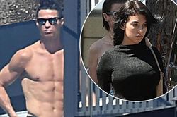 Ronaldo cởi trần tắm nắng khi tự cách ly tại nhà