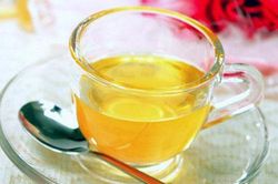 Nên uống nước gì vào đầu buổi sáng? Nước đun sôi, nước muối, trà, chanh hay mật ong?