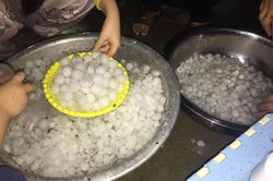 Hình ảnh: Mưa đá trắng xóa lại dội xuống Lào Cai