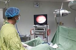 Không tái khám sau mổ sỏi thận, người đàn ông tiểu ra máu